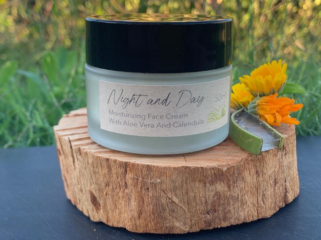 Crema Hidratante Night and Day, Cuidado de la piel, Crema facial, Hidratante facial, Cuidado facial diario, Cuidado nocturno de la piel, Productos para el día y la noche, Belleza facial, Ingredientes naturales, Cuidado holístico de la piel, Belleza natural, Tienda online de productos para el cuidado de la piel.