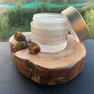 Forever Young crema antiarrugas, Cuidado de la piel, Crema facial antiarrugas, Productos antienvejecimiento, Belleza facial, Tratamiento facial, Cuidado de la piel rejuvenecedor, Ingredientes naturales, Belleza natural, Cuidado holístico de la piel, Tienda online de productos para el cuidado de la piel.